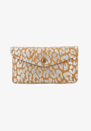 Borsa clutch rettangolare con stampa leopardata beige e bianca e chiusura centrale con bottone a pressione dorato.