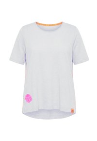 Lys lilla T-shirt med korte ærmer, med pink skalsmotiv nederst til venstre og orange kant på indersiden af halsen og sømtag.