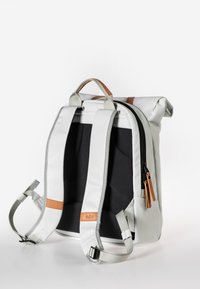 Rolltop-Rucksack in Hellgrau mit Kipplädern aus braunem Leder. Verfügt über ein gepolstertes schwarzes Rückenpanel und verstellbare Träger. Reißverschluss am Hauptfach.