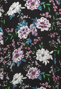 Sort stof med et blomsterdesign med hvide og lilla pæoner, små lyserøde blomster og grønne blade, der skaber et levende mønster.