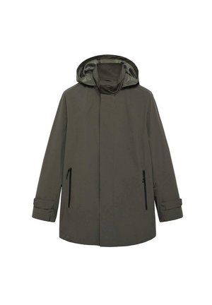 Giacca verde oliva resistente all'acqua con cappuccio, dotata di chiusura frontale con zip e due tasche laterali con zip.