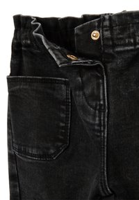 Zwarte denim broek met een hoge taille, voorzak en gouden knoopsluiting. De stof is glad met een lichte glans.
