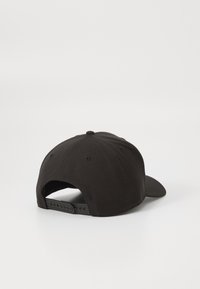 Svart, justerbar baseballcap med rund krone, flat visor og tekstur i stoff. Har ventilasjonsøreringer og plastjusteringsspenne.