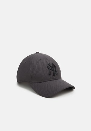 Casquette de baseball texturée gris foncé avec une visière courbée et un logo NY noir entrelacé sur le panneau avant, sur fond blanc.