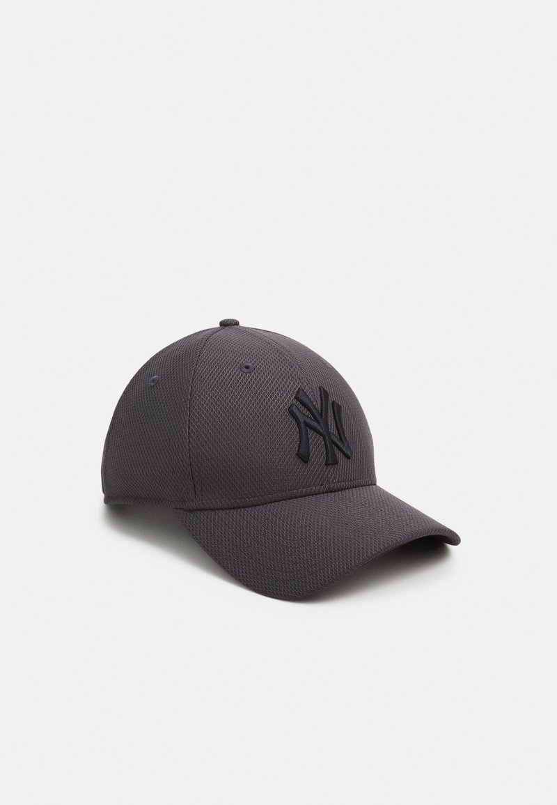 Casquette de baseball texturée gris foncé avec une visière courbée et un logo NY noir entrelacé sur le panneau avant, sur fond blanc.