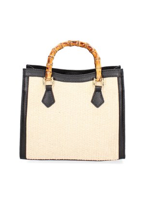 Sac à main en paille tissée beige avec des accents en cuir noir et des poignées en bambou ; présente une forme structurée et des détails en métal doré.