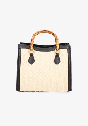 Sac à main en paille tissée beige avec des accents en cuir noir et des poignées en bambou ; présente une forme structurée et des détails en métal doré.