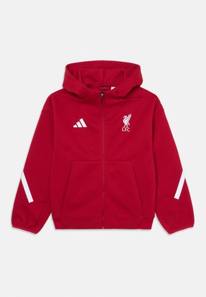 Rode zip-up hoodie gemaakt van zachte stof. Bevat een grote capuchon, een wit Adidas-logo op de borst en contrasterende witte strepen op de mouwen.