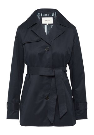 Námornícky modrý trench coat s opaskom v páse, klasickým golierom, gombíkovým zapínaním a dvoma prednými vreckami; textúrovaná tkanina so pruhovanou podšívkou.