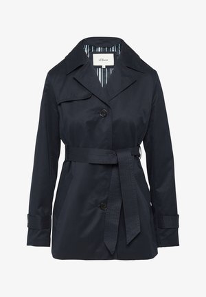 Granatowy trencz z paskiem w talii, klasycznym kołnierzem, zapięciem na guziki i dwoma kieszeniami z przodu; teksturowany materiał z prążkowaną podszewką.