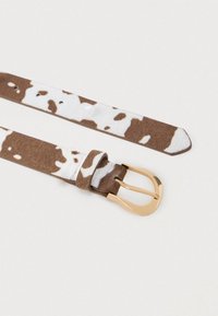 Καφέ και λευκή ζώνη με σχέδιο από υφή υλικό, διαθέτει χρυσή μεταλλική αγκράφα και πολλαπλές τρύπες για ρύθμιση.