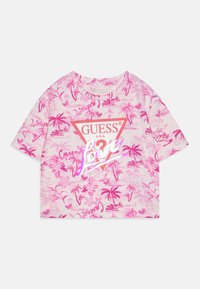 Tricou scurt roz, cu un model tropical de palmieri, un logo triunghiular roșu cu "GUESS USA" și "Love" în alb, mâneci scurte.