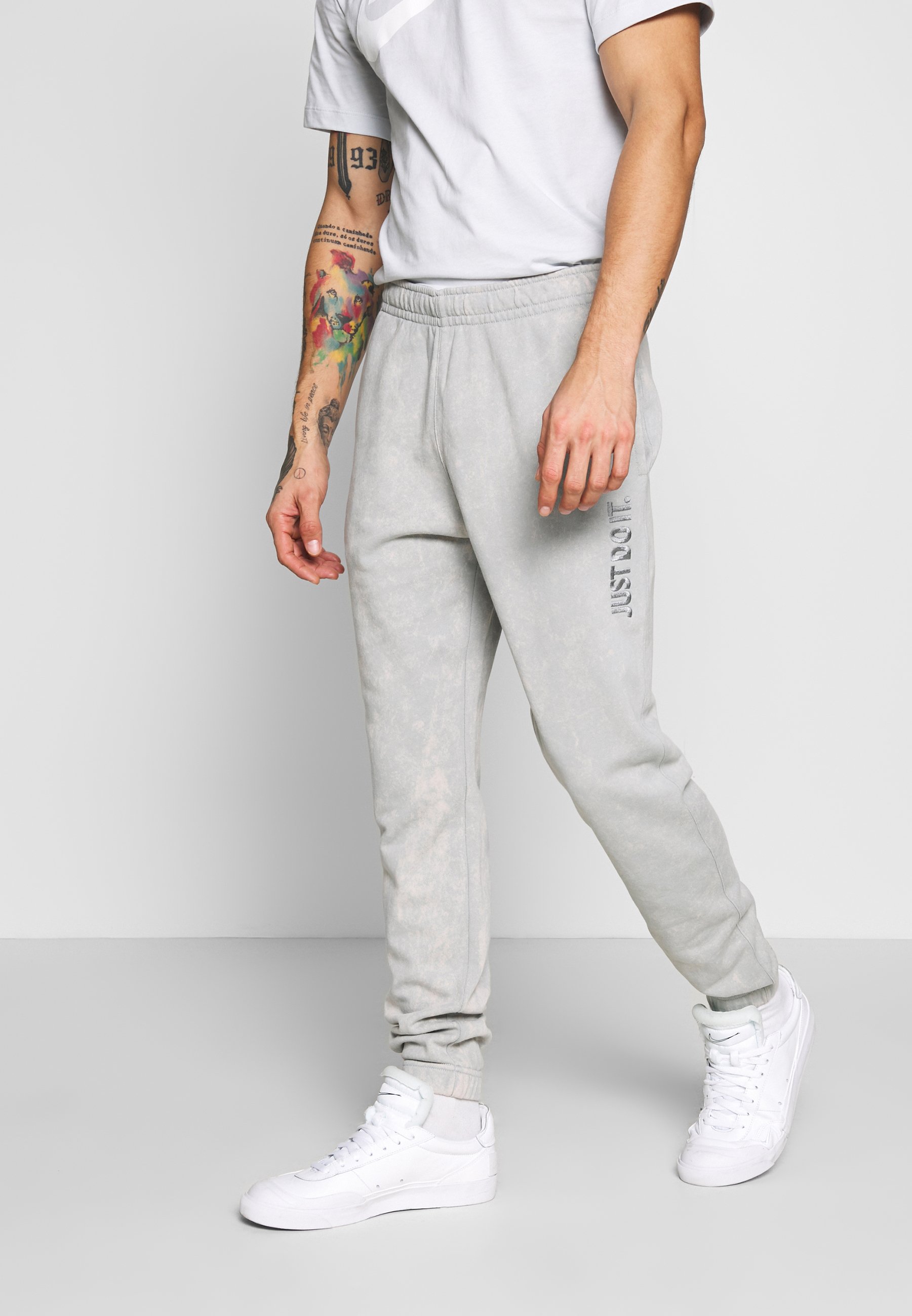 Grå Nike Bukser & shorts | Herre | Nye klær på nett hos Zalando Grå Nike Bukser & shorts | Herre | Nye klær på nett hos Zalando
