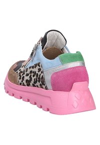 Chunky Sneaker mit rosa Sohle, Leopardenmuster an der Seite, blauen und grünen Wildledereinsätzen, metallischen silbernen Akzenten und seitlichem Reißverschluss.