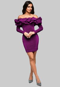 Violetti olkaimesta tiputtava mekko, jossa on röyhelökaulus, pitkät hihat ja tiukka siluetti, valmistettu teksturoidusta kankaasta; yhdistetty koristeellisiin korkokenkiin.