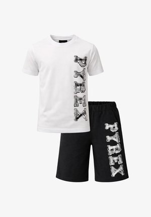 Completo composto da T-shirt bianca a maniche corte e pantaloncini neri, entrambi con la scritta "PYREX" stampata verticalmente in grandi lettere grigie consumate.