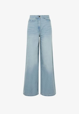 Vaqueros de pierna ancha de talle alto de color azul claro con cierre frontal de botones y cremallera, bolsillos delanteros y traseros, y trabillas para cinturón.