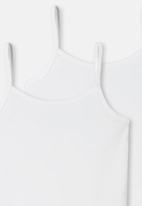 Due top in cotone bianco con bretelle sottili, caratterizzati da una superficie liscia e scollo rotondo, progettati per essere indossati a strati o per un look casual.