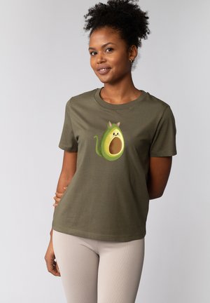 Olijf groene katoenen T-shirt met een cartoon avocado graphic met kattenoren en een glimlachend gezicht, korte mouwen en een ronde hals.