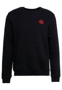 Sudadera negra con puños y dobladillo acanalados. Presenta un pequeño logo circular rojo en la parte superior izquierda del pecho. Hecha de material suave.
