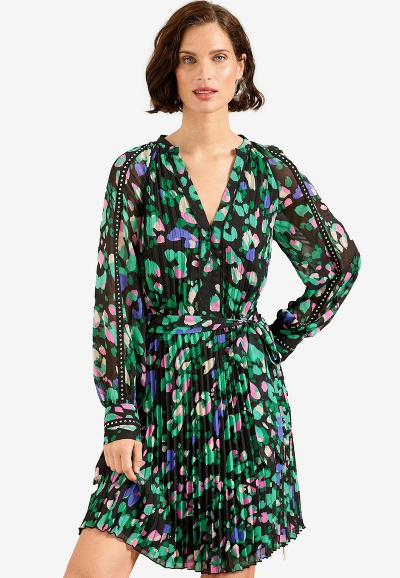 Rochie cu imprimeu floral, cu accente verzi, mov și roz pe un fundal negru. Are decolteu în V, mâneci lungi și fustă plisată.