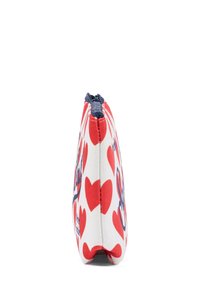 Borsa con zip realizzata in tessuto, con sfondo bianco e motivi a cuore rossi e accenti blu. Forma rettangolare, texture liscia.