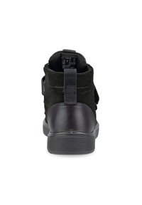 Stivale alla caviglia in suede nero con tacco in pelle liscia, suola testurizzata e linguetta posteriore. Presenta un design minimalista per un uso versatile.