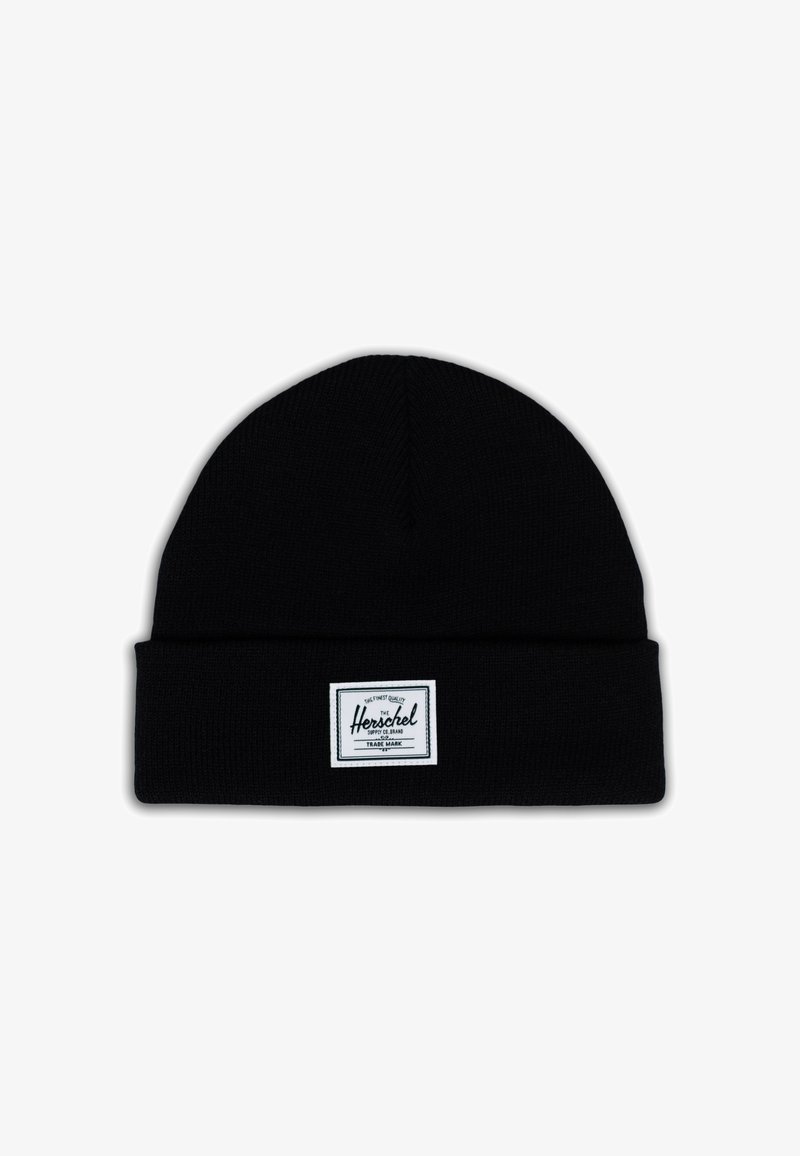 Černá pletená čepice s ohnutým lemem, se bílou obdélníkovou nálepkou s černým textem a logem.