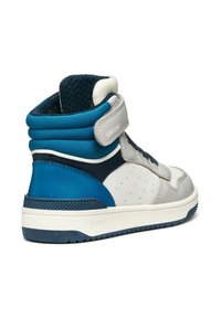 Zapatilla alta en cuero gris, azul marino y azul, con una correa de gancho y bucle, detalles perforados y suela de goma texturizada.