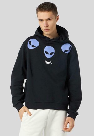 Hoodie nera con tre grafiche di teste di alieno blu sul petto e un piccolo logo bianco del brand centrato sotto. Materiale in cotone, vestibilità standard.