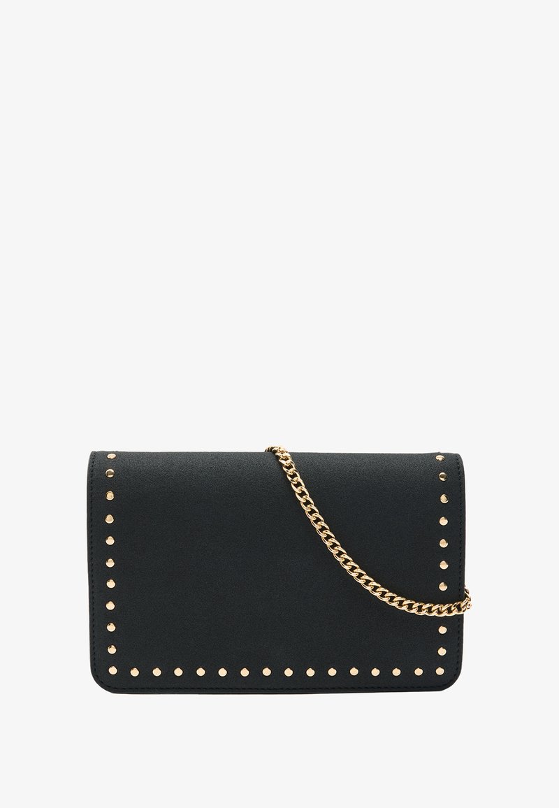 Czarna kopertówka z złotymi ćwiekami wzdłuż brzegów, z złotym łańcuszkiem i miękką fakturą. Prostokątny kształt z klapką.