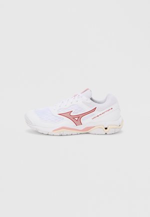 Balti sportiniai bateliai su raudonomis detalėmis, tinklelio viršumi, paminkštintu apykakliu ir tekstūruotu guminiu padu, kuriame yra bangos dizainas ir logotipo detalė.