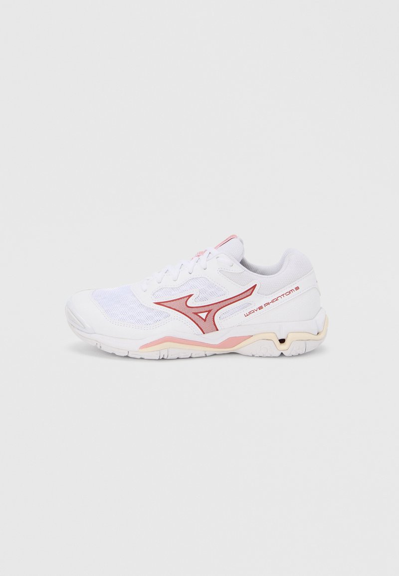 Valkoinen urheilukenkä, jossa on punaisia korostuksia, verkkomainen päällinen, pehmustettu kaulus ja teksturoitu kumipohja, jossa on aaltokuvio ja logodetalji.