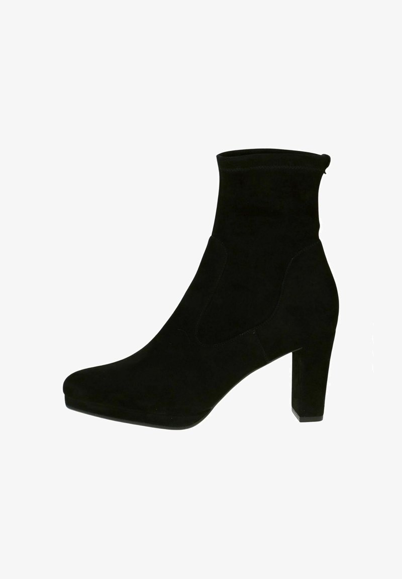 Bottines en daim noir à tige ajustée, bout rond et talon épais. Équipées de panneaux latéraux élastiques pour un enfilage facile.