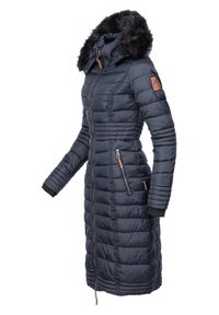 Marinblå puffjacka med en faux fur huva, quiltat mönster, dragkedjefickor, ribbade ärmmuddar och en figurnära silhuett.