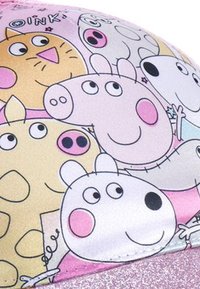 Cappello colorato con animali dei cartoni animati, prevalentemente in tonalità rosa e pastello. Materiale morbido con finitura lucida, che mostra espressioni e motivi giocosi.