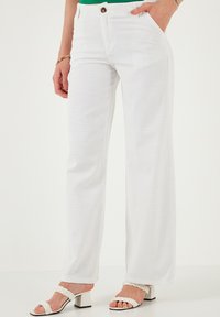 LELA REGULAR FIT - Püksid - white