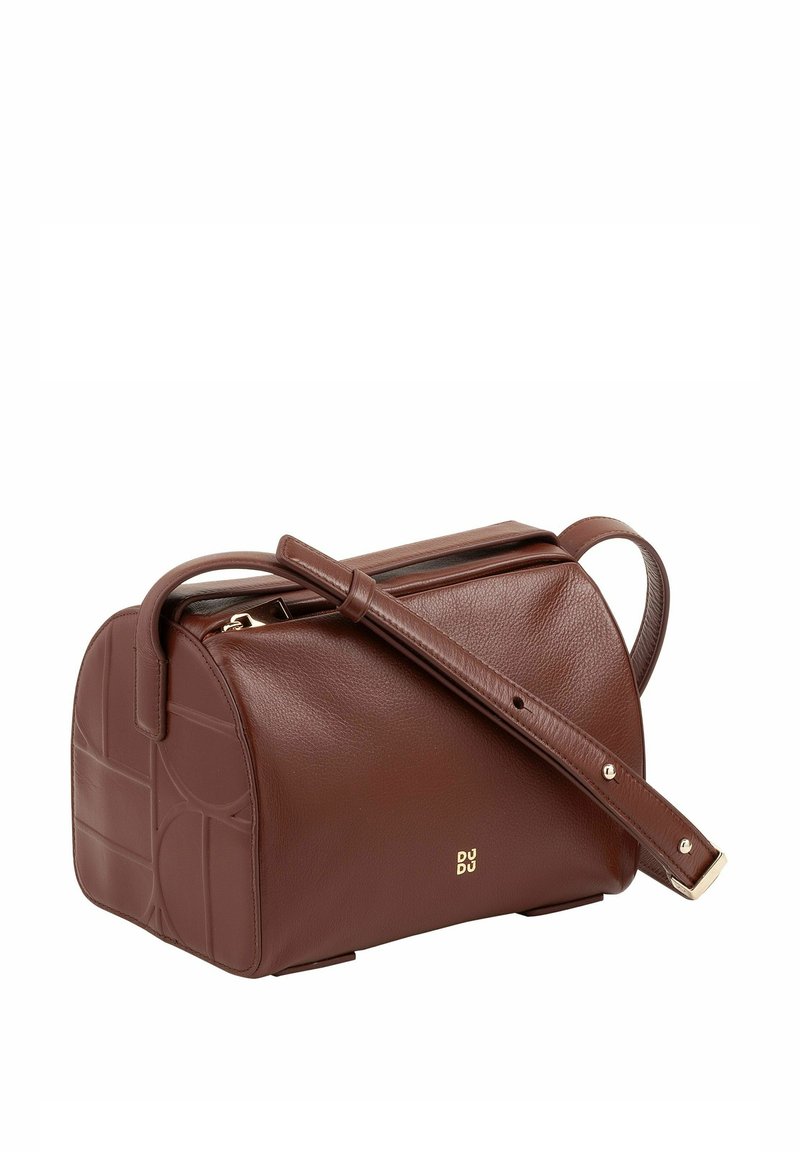 Borsa in pelle marrone con forma arrotondata, caratterizzata da un design strutturato, tracolla regolabile e motivi in rilievo su un lato. Accento del logo in oro.
