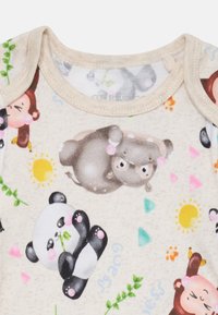 Beiges Baby-Overall mit weicher Textur, ausgestattet mit bunten Tiermotiven (Panda, Nilpferd, Affe) und geometrischen Mustern. Runder Halsausschnitt.