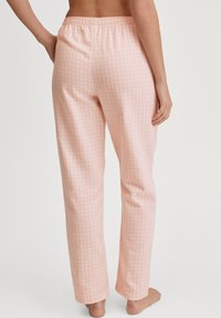 Lichtroze katoenen pyjamabroek met een geruit patroon, elastische tailleband en rechte pijpen. Zachte textuur en casual ontwerp.