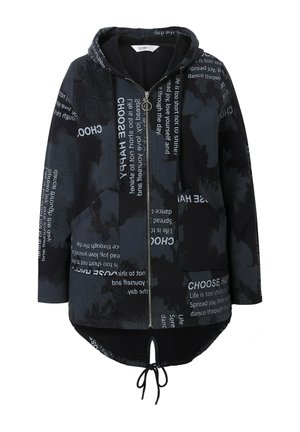 Zwarte zip-up hoodie met een verstelbare onderrand, gemaakt van gestructureerde stof en voorzien van geprinte zinnen in verschillende lettertypen over het oppervlak.