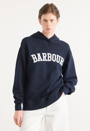 Navyblauwe hoodie met witte "BARBOUR" letters. Voorzien van een verstelbare capuchon, een relaxte pasvorm en ribgebreide boorden met een zachte textuur.