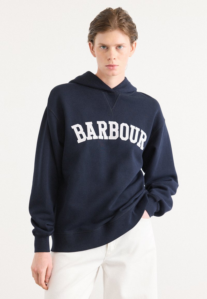 Sweatshirt azul-marinho com a inscrição "BARBOUR" em branco. Apresenta capuz com cordão, corte solto e punhos canelados com uma textura suave.