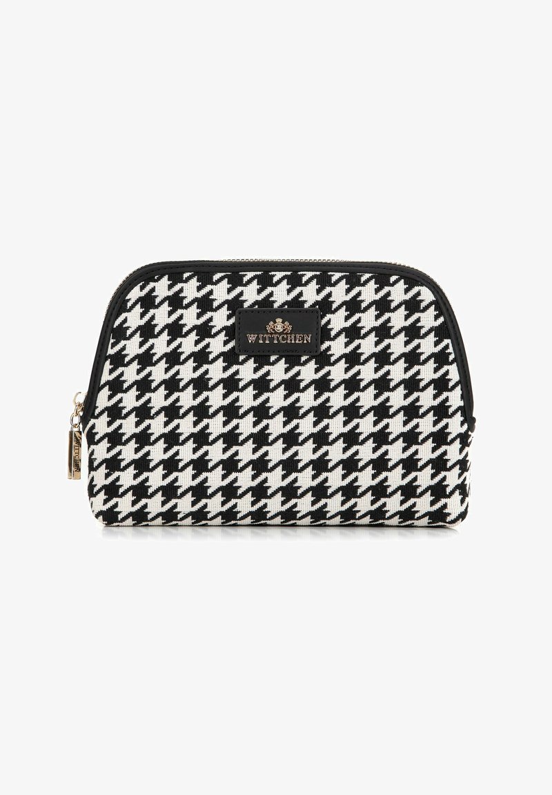Borsa cosmetica a motivo houndstooth bianco e nero con chiusura a zip, bordi in pelle e una placca con logo dorato sul fronte.
