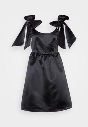 Rochie din satin negru, cu decolteu rotund, bretele legate în fundițe mari și talie plisată. Textură netedă și siluetă până la genunchi.