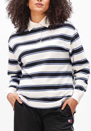 Gestreiftes Polohemd mit langen Ärmeln in Weiß, Schwarz und Hellblau mit Kragen. Mit Tommy Jeans-Logo auf der linken Brust. Weicher Stoff.