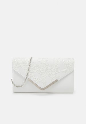 Weiße Umschlag-Clutch mit floraler Spitzenstickerei, silberner Bordüre und dünnem silbernen Kettenriemen vor einem schlichten Hintergrund.