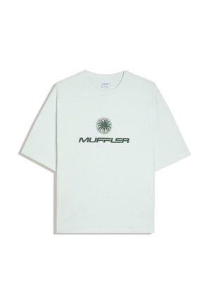 Biała koszulka z krótkim rękawem z zielonym napisem "MUFFLER" i okrągłym logo palmy nad, wyśrodkowanym na piersi.