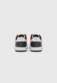 Zwarte, witte en grijze sneakers met een unieke kleurverloop en heldere accenten, textuurachtige oppervlakken en een gewatteerde kraag voor extra comfort.