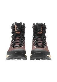 Coppia di scarponi da trekking marroni e neri con suole robuste, punte rinforzate e sistema di allacciatura dettagliato, mostrati frontalmente su sfondo bianco.